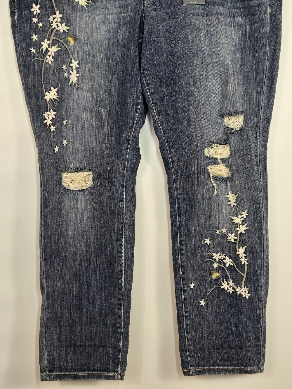 Torrid Premium Boyfriend Embroidered Jeans Mid-rise Distressed Stretch 20 NWT - Picture 8 of 15